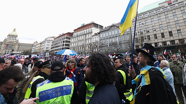 Na protest dorazili tak podporovatel Ukrajiny. (23. bezna 2024)