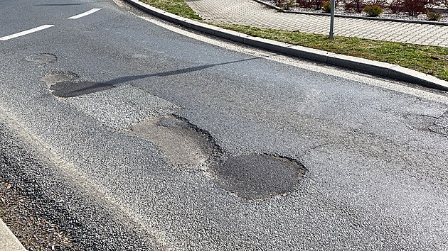 Dry v silnici u kruhovho objezdu se svatm Janem v Nepomuku na Plzesku silnii u od prosince nkolikrt opravovali. (20. bezna 2024)