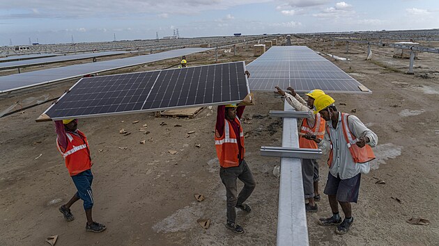 Dlnci instaluj solrn panely v energetickm projektu Khavda spolenosti Adani (21.9.2023)