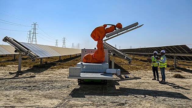 Dlnci instaluj solrn panely na projektu Khavda pobl indickch hranic s Pkistnem (12. ledna 2024)