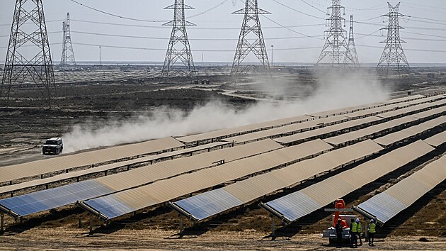 Dlnci instaluj solrn panely v energetickm projektu Khavda spolenosti Adani (12.1.2024)