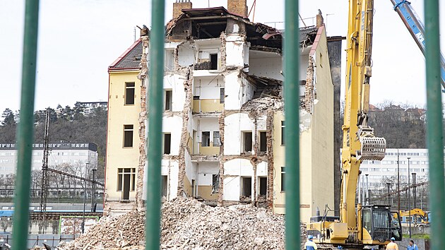 Bourn domu v Ndran ulici, uniktn fresku s voraem se z fasdy nepodailo sundat (22. bezna 2024)