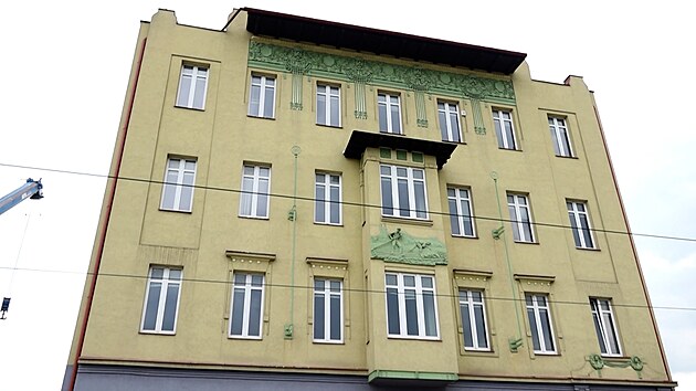 Bourn domu v Ndran ulici, uniktn fresku s voraem se z fasdy nepodailo sundat (22. bezna 2024)