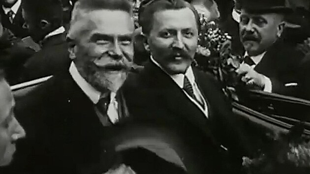 Druh eskoslovensk premir, sociln demokrat Vlastimil Tusar. Na snmku vedle Karla Krame.