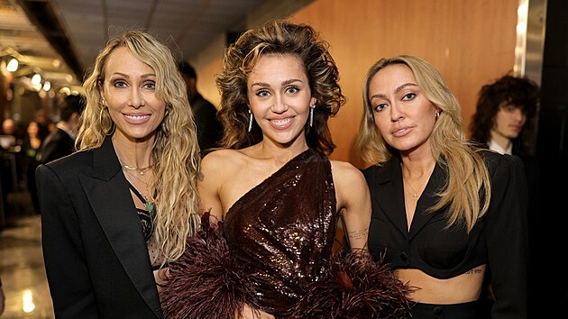 Tish Cyrusov a jej dcery Miley a Brandi na cench Grammy (Los Angeles, 4. nora 2024)