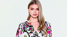 Hravá halenka plná barev a kvt evokuje lidové veselí. Urit vám zlepí...