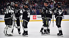 David Rittich (vlevo) pijímá gratulace spoluhrá z Los Angeles k vychytané...