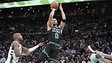 Jayson Tatum z Bostonu zakonuje na ko Milwaukee. Pihlíí Khris Middleton...