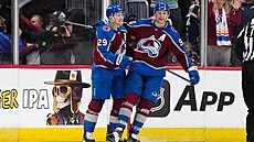 Nathan MacKinnon (vlevo) a Mikko Rantanen oslavují gól Colorada.