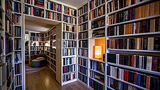 Knihovna jako ivotní styl - od podlahy a ke tropu. Tento majitel na oplátku...