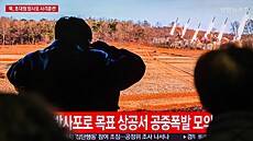 Severokorejský vdce Kim ong-un v pondlí dohlíel na cviení dlosteleckých...