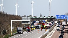 Na dálnici u Lipska havaroval dálkový autobus, zem�elo nejmén� p�t lidí. (27....