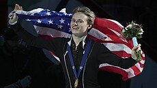 Amerian Ilja Malinin se raduje se zlatou medailí z mistrovství svta v...