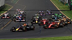 Start Velké ceny Austrálie. Na prvním míst Max Verstappen z Red Bullu.