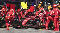 Charles Leclerc z Ferrari na zastávce v boxu bhem Velké ceny Austrálie.