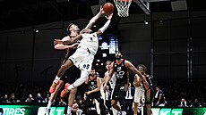 LONDÝN vs. PA�Í�. B�hem utkání Eurocupu bojují pod ko�em Conor Morgan z London...