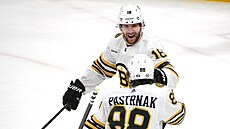 Hokejisté Bostonu Pavel Zacha a David Pastrák slaví gól proti Florid.