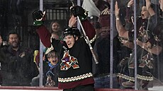 Útoník Arizona Coyotes Josh Doan slaví premiérový gól v NHL.
