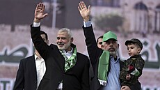 Jahjá Sinvár (v zelené epici). Lídr Hamásu v Gaze má atypické ui.
