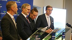 Koali�ní partne�i na tiskové konferenci po ukon�ení sch�ze Poslanecké sn�movny. Na fotografii zleva: Markéta Adamová Pekarová (TOP 09), Marian Jure�ka (KDU-�SL). Petr Fiala (ODS), Vít Raku�an (STAN) a Ivan Barto� (Piráti).