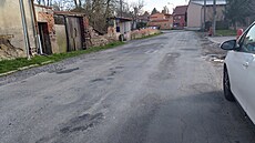 Test silniá: oprava ponieného asfaltu v Hostkovicích.
