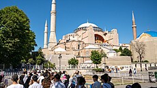 Nejdelí fronty se v Istanbulu stojí jen o kousek vedle, u Hagia Sophia ...