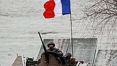 Francouztí vojáci pi pesunu tank a obrnných vozidel pes eku Vislu bhem...