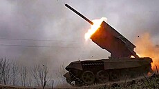 Raketa vypálená ze systému TOS-1 ruské armády na neznámém míst na Ukrajin....