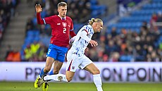 Norský úto�ník Erling Haaland uniká s mí�em Davidu Zimovi.