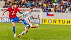 Michal evík (vlevo) v souboji o Euro jedenadvacítek proti Islandu.