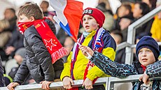 Mladí fanouci na utkání eské jedenadvacítky proti Islandu v Hradci Králové.
