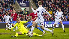�eský reprezenta�ní gólman Jind�ich Stan�k v akci b�hem utkání proti Norsku.