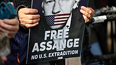 Protest za proputní Assange ped budovou londýnského soudu (26. bezna 2024)