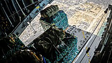 Humanitární pomoc je shazována z letounu RAF A400M podél severního pobeí...