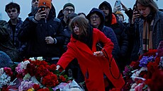 Lidé pokládají kvtiny za obti teroristického útoku u Moskvy. (23. bezna 2024)