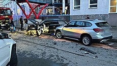 Pratí hasii zasahují v ulici Petrílkova u dopravní nehody tí osobních...
