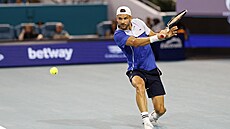 Bulhar Grigor Dimitrov hraje bekhend ve tvrtfinále turnaje v Miami.