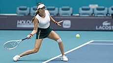 Amerianka Danielle Collinsová hraje forhend ve tvrtfinále turnaje v Miami.