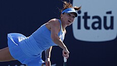 Rumunská tenistka Simona Halepová podává v prvním kole turnaje v Miami.