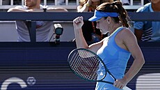 Rumunská tenistka Simona Halepová se hecuje v prvním kole turnaje v Miami.