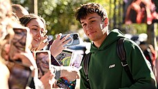 Alex Albon z Williamsu se fotí s fanou�ky p�ed tréninkem na Velkou cenu...