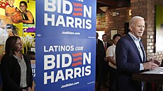 Americký prezident Joe Biden s latinoamerickými volii v v mexické restauraci v...