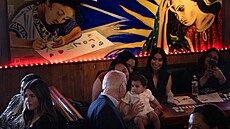 Americký prezident Joe Biden s latinoamerickými volii v v mexické restauraci v...