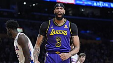 Anthony Davis z LA Lakers se raduje ze vst�eleného ko�e b�hem utkání proti...