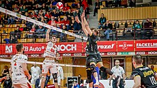 Momentka z utkání play off mezi volejbalisty Jihostroje a Karlovarska.