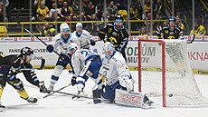 Fanouci Litvínova s transparentem.