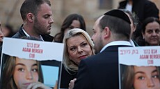 Manelka izraelského premiéra Benjamina Netanjahua Sara se setkala s rodinami...
