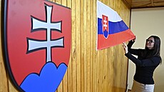Slováci pipravují volební místnosti na první kolo prezidentských voleb. Snímek...