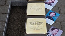 Takzvané kameny zmizelých pipomínají osudy Marty, Hany a Ruth Herzogových,...
