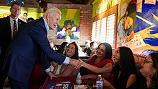 Prezident Joe Biden na pedvolební akci v restauraci El Portal ve Phoenixu (19....